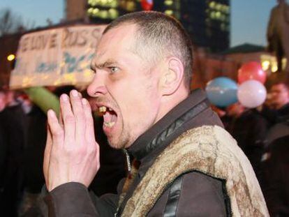 Manifestantes da Single Ukraine entram em confronto com um grupo de simpatizantes da Rússia durante um protesto no centro de Donetsk (Ucrânia).