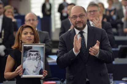 Ensaf Haidar exibe a foto de seu marido, Raif Badawi, ao lado do presidente da Parlamento Europeu, Martin Schulz.