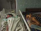 Rosa Sabina Briceno, de 22 años, descansa junto a su bebé en el ambulatorio de Santo Domingo (Las Claritas), después de dar a luz en un taxi. Para llegar hasta el centro ha tenido que viajar más de una hora y media desde su casa.