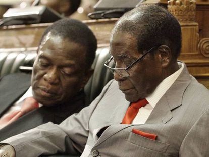 Robert Mugabe, à direita, e Emmerson Mnangagwa em uma sessão do Parlamento em Harare