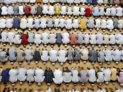 Muçulmanos fazem as primeiras orações da sexta-feira no mês sagrado do Ramadã em uma mesquita na cidade de Allahabad (Índia), em 4 de julho.