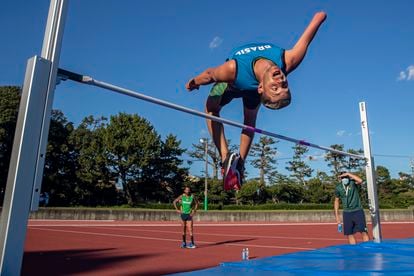 Paulo Guerra treina para o salto em altura paralímpico em Hamamatsu, no Japão.