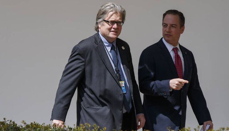 Steve Bannon (à esq.) antes de uma reunião com Trump na Casa Branca nesta segunda-feira.