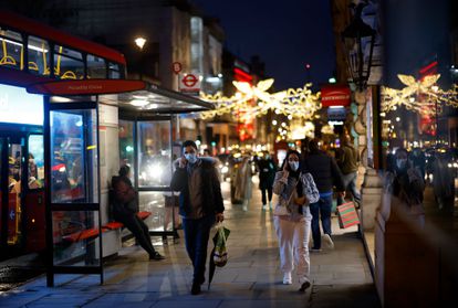 Pedestres e consumidores caminham na região de Piccadilly neste sábado. 