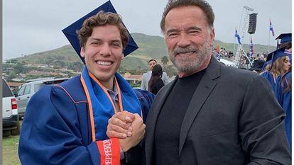 Joseph Baena e seu pai, Arnold Schwarzenegger, se abraçam durante a formatura do primeiro. A imagem foi publicada pelo ator no Instagram acompanhada de uma mensagem de amor a seu filho.