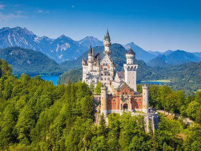 Castelo de Neuschwanstein (Alemanha): Luis II da Baviera, o Rei Louco, mandou construir o castelo de Neuschwanstein (literalmente “nova pedra do cisne”) em 1866, como um refúgio para se afastar do mundo. Sete semanas depois da sua morte, em 1886, foi aberto ao público. Esta fantasia romântica situada nos Alpes bávaros, versão idealizada de um castelo medieval alemão, incorpora muitos elementos moderníssimos para a época: calefação central, luz elétrica, água corrente quente e fria e até uma linha telefônica. É o edifício mais fotografado da Alemanha e recebe 1,4 milhão de visitantes por ano. Muitos acharão que entraram num parque da Disney e talvez até esperem topar com a Bela Adormecida em algum de seus magníficos salões. www.neuschwanstein.de
