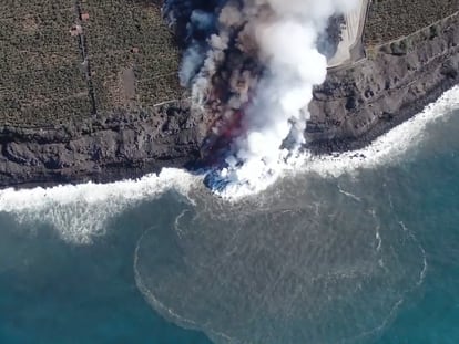 Fumaça tóxica provocada pelo contato da lava com o mar.