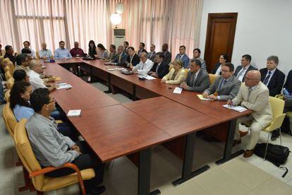 Os negociadores do Governo colombiano e as FARC em uma das reuniões celebradas em Havana, em 5 de março.