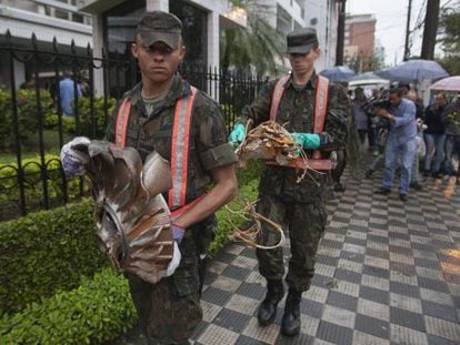 Militares carregam restos da aeronave onde estava Eduardo Campos.