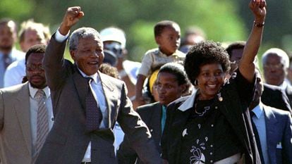 FILE PHOTO 11FEB90 - South Africa turned the page on its violent political past June 2 as it voted peacefully in a watershed election expected to send Nelson Mandela into retirement with a landslide for his ruling party. Mandela is accompanied by his former wife Winnie, moments after his release from prison February 11, 1990 after serving 27 years in jail.
KM/