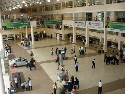 Sala de despacho de bagagens no aeroporto de Port Harcourt, Nigéria.