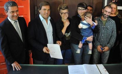O filho com seus tr&ecirc;s pais e o chefe de Gabinete da Prov&iacute;ncia de Buenos Aires, Alberto P&eacute;rez.