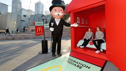 Promoção da retomada do jogo Monopoly do McDonald's em Melbourne, na Austrália, em 2016. No vídeo, o trailer do documentário.