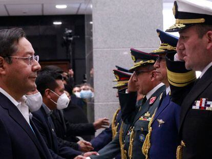 O presidente boliviano Luis Arce (à esquerda) cumprimenta a nova cúpula militar da Bolívia, nomeada nesta terça-feira.
