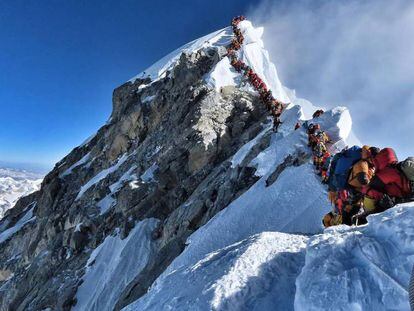 Em vídeo, congestionamento no Everest em 22 de maio (em espanhol).
