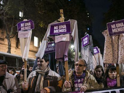 O grito “Ni Una Menos” ecoou nesta sexta-feira nas principais praças da Argentina. Por segundo ano consecutivo, uma multidão voltou a sair às ruas para exigir o fim da violência de gênero.