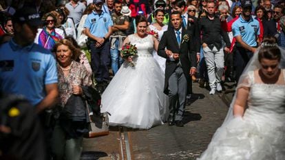 Recém-casados passeiam depois do casamento na Catedral de Lisboa, no dia12 de junho.
