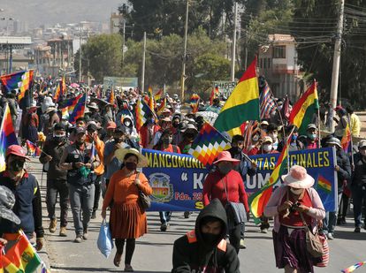 Centenas de manifestantes protestam contra o novo adiamento das eleições bolivianas, na terça-feira, em Sacaba.