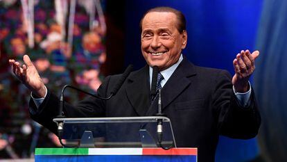 O ex-primeiro-ministro Silvio Berlusconi discursa num comício em janeiro passado, na região da Emilia Romana.
