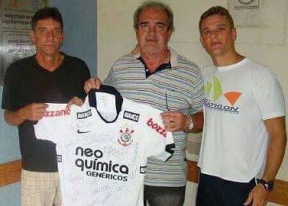 Onilson, Ivo Duarte (captador de recursos) e Thiago, na entrega da camisa à Santa Casa de Barretos.