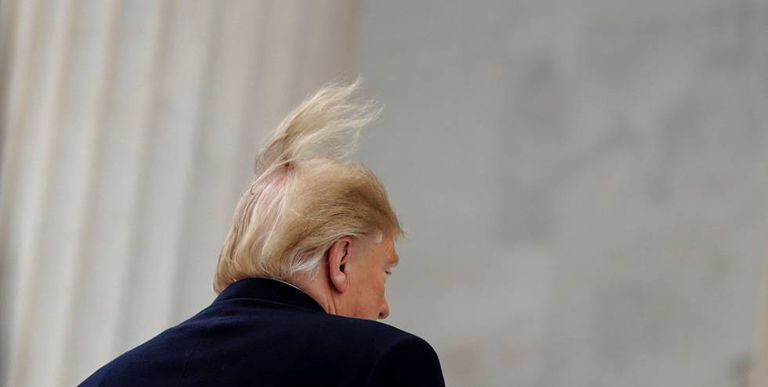 O presidente Donald Trump diante da entrada do Capitólio.