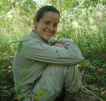 A pesquisadora Liliana Pacheco, escutando os chimpanzés.