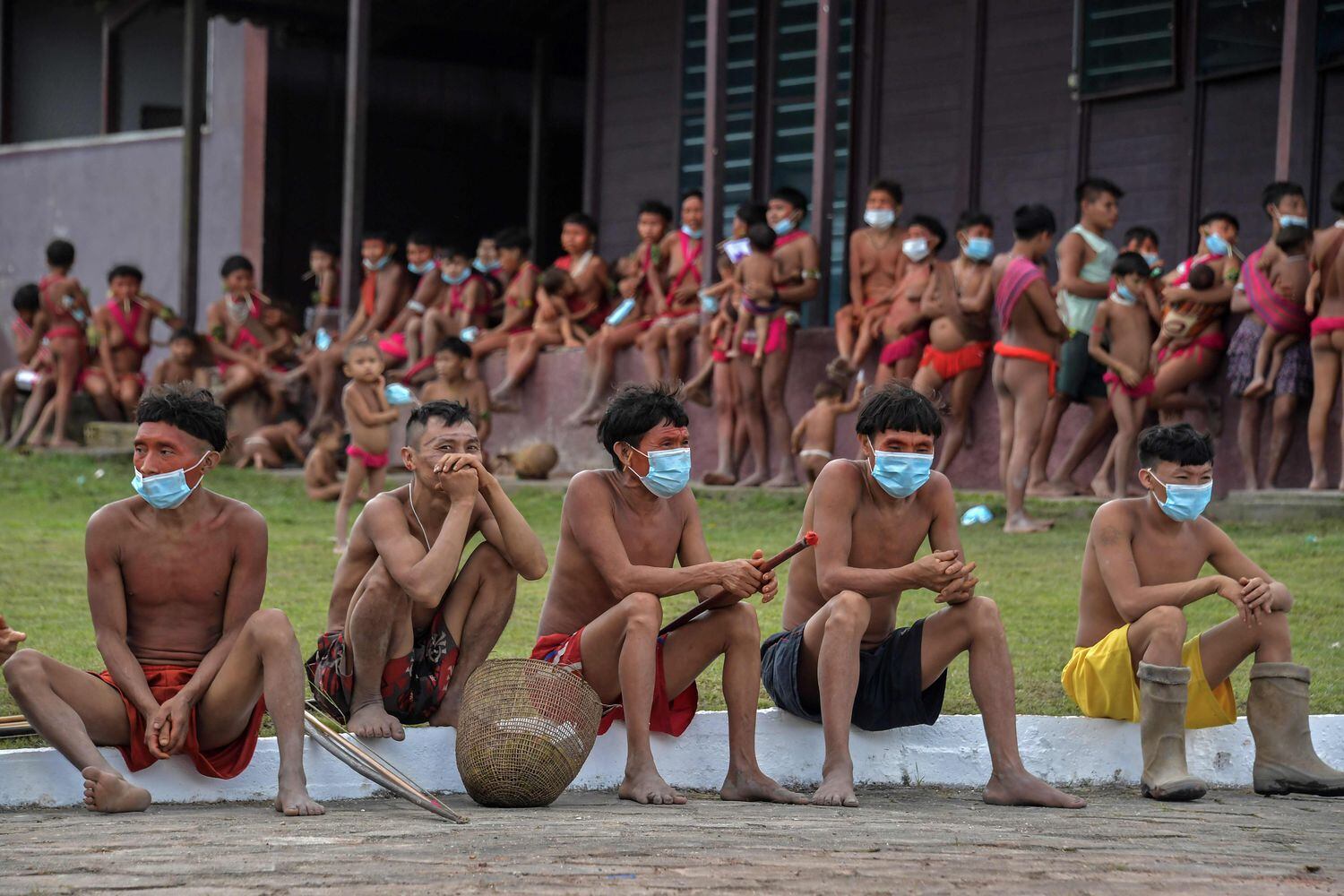 Membros da etnia Yanomami usam máscaras em um pelotão de fronteira para realizar testes da covid-19.