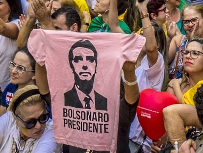 Partidários de Bolsonaro em São Paulo exibem uma camiseta rosa com o rosto do presidente, em uma foto de setembro.