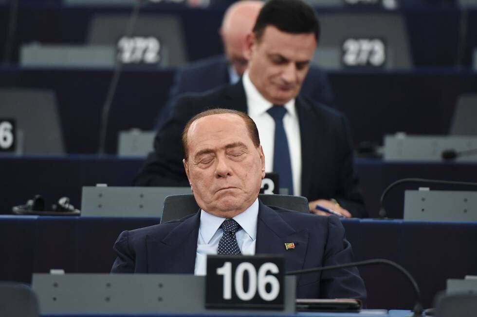 Berlusconi espera a votação do novo presidente do Parlamento Europeu em Estrasburgo.