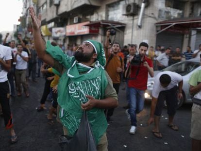 Um palestino comemora o cessar fogo em Gaza.