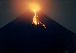 Atividade no vulcão Mayon, nas Filipinas.