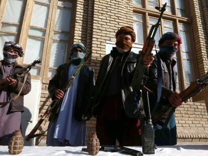 Antigos militantes talibãs deixam suas armas em Herat, no programa de anistia do Governo afegão.