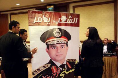 Seguidores de Al Sisi com um cartaz do general.