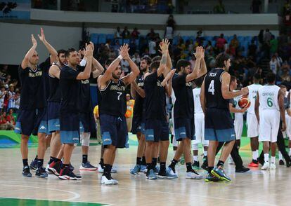 A seleção argentina de basquete após sua vitória contra a Nigéria.