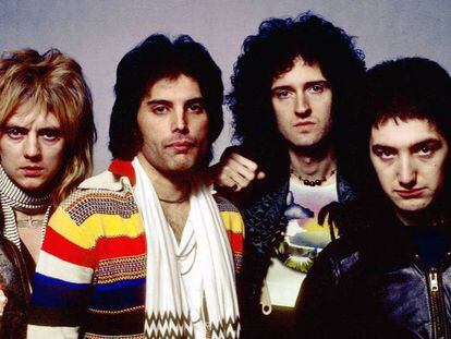 Roger Taylor, Freddie Mercury, Brian May e John Deacon, os quatro Queen, em uma imagem de 1977.