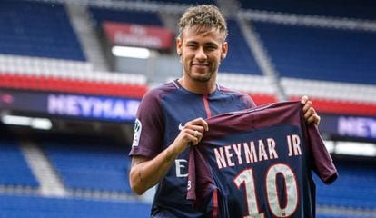 Neymar vestiu a camisa do PSG nesta sexta-feira.