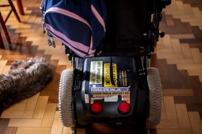 Os adesivos que colocou na cadeira de rodas, para mostrar seu posicionamento político.