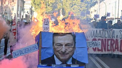 Estudantes queimam foto do primeiro-ministro Mario Draghi durante protesto em Turim.