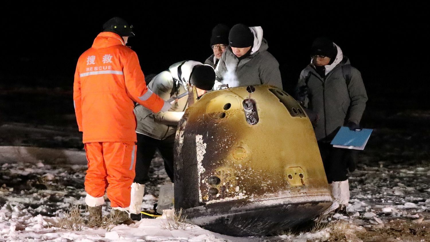 A sonda lunar ‘Chang’e 5’ no seu regresso à Terra, nesta quinta-feira.