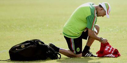 Osorio durante um treinamento do México: em seu tornozelo direito, a caneta azul.
