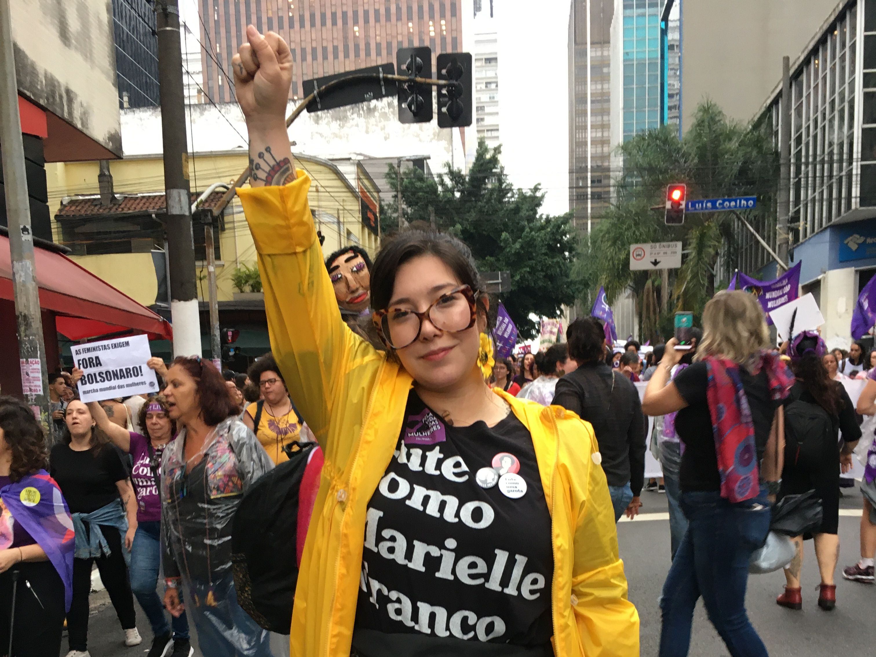 A professora Natália com a camiseta em homenagem a Marielle Franco.