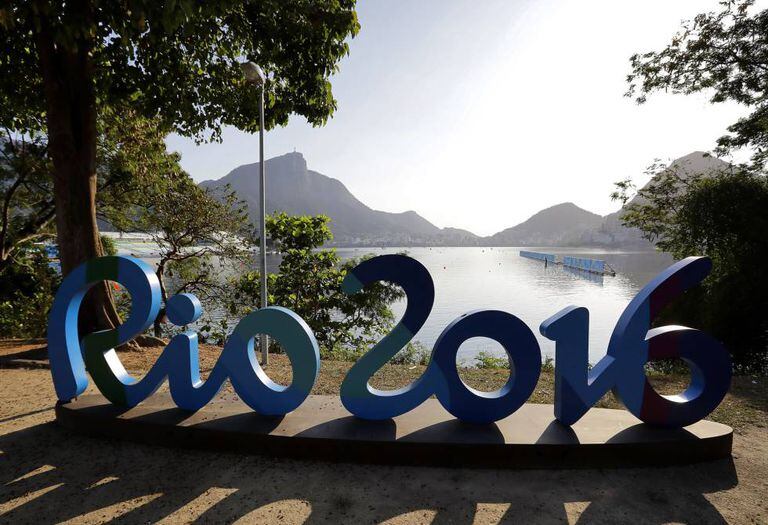 Remadores na Lagoa de Freitas, no Rio de Janeiro.