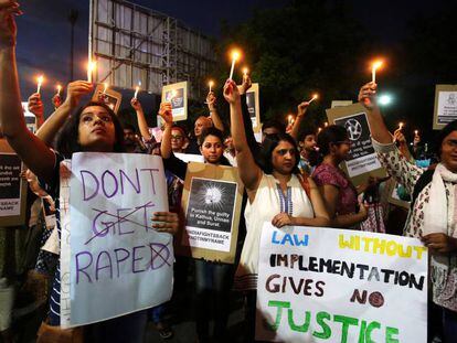 Protesto contra o estupro de uma menina de oito anos em Kathua, de uma adolescente em Unnao e de uma menina de 11 em Surat