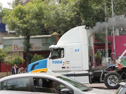 Um caminhão solta fumaça na Cidade do México.