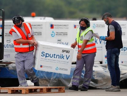 Doses da vacina Sputnik V desembarcam no aeroporto Ezeiza, em Buenos Aires, em 28 de janeiro.