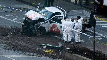 Investigadores inspecionam caminhonete usada por terrorista em ataque em Nova York. 