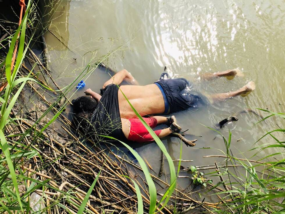 Os corpos de Óscar e Valeria Martínez no rio Bravo.