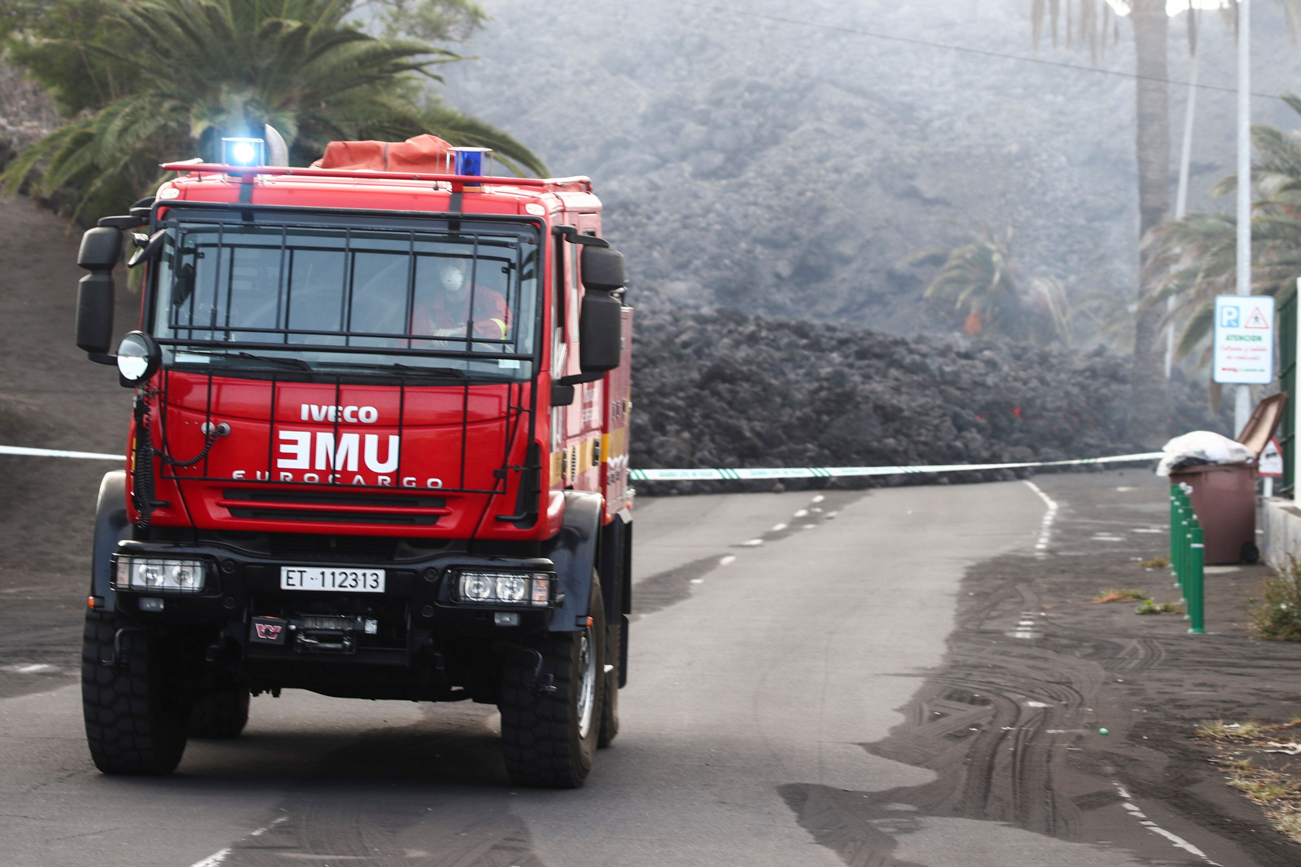 Um caminhão da unidade de emergências se afasta da lava no bairro de La Laguna (Los Llanos de Aridane), em La Palma. 