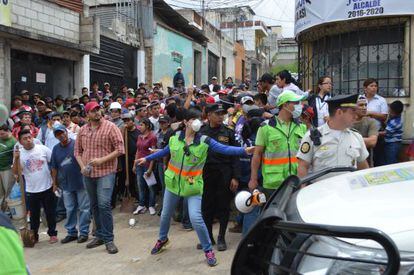 Dezenas de voluntários esperam sua vez para entrar na área devastada