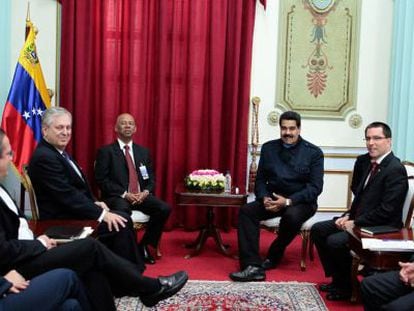 Nicolás Maduro com os membros da Unasur